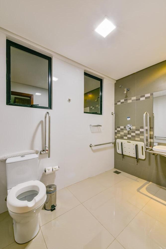 Plaza Breeze Aeroporto Hotel 4*