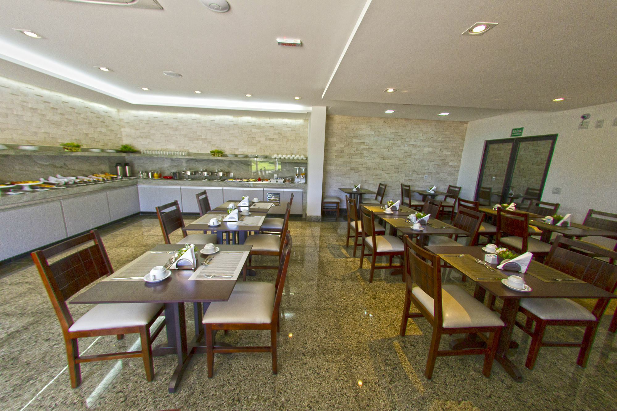 Hotel Plaza Breeze Aeroporto 4*